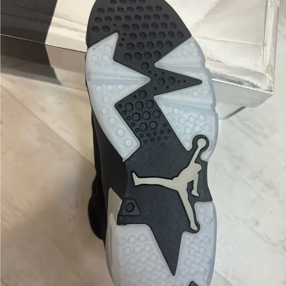 Brand New Retro 6 Black Metallic Sliver Sneakers