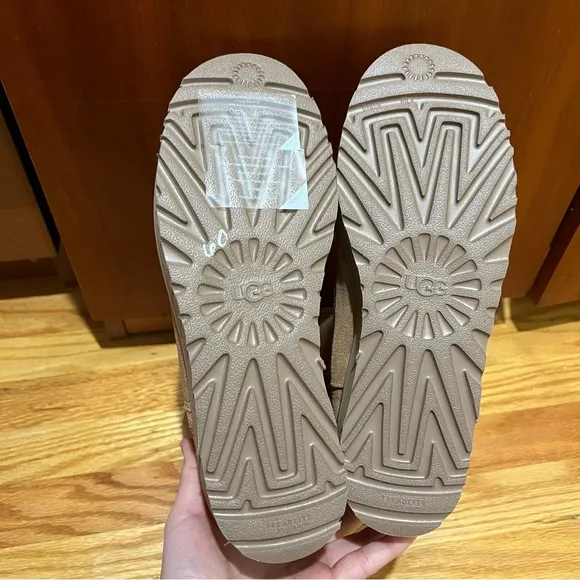 Brand new women’s UGG CLASSIC ZIP SHORT boots.