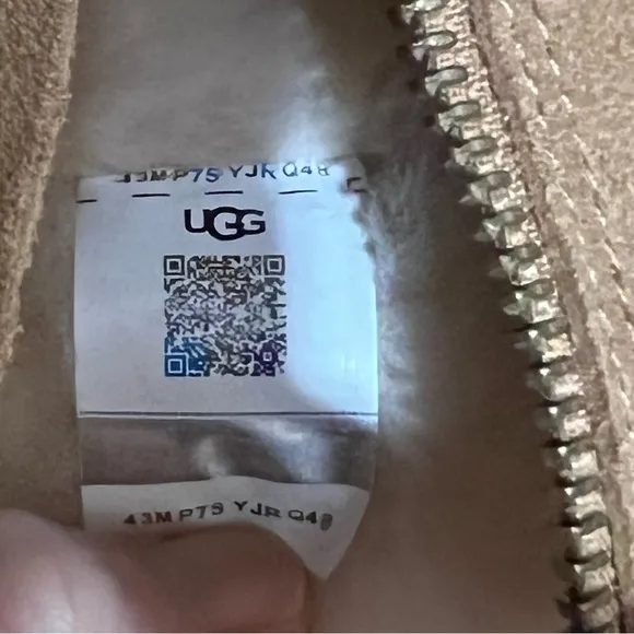 Brand new women’s UGG CLASSIC ZIP SHORT boots.