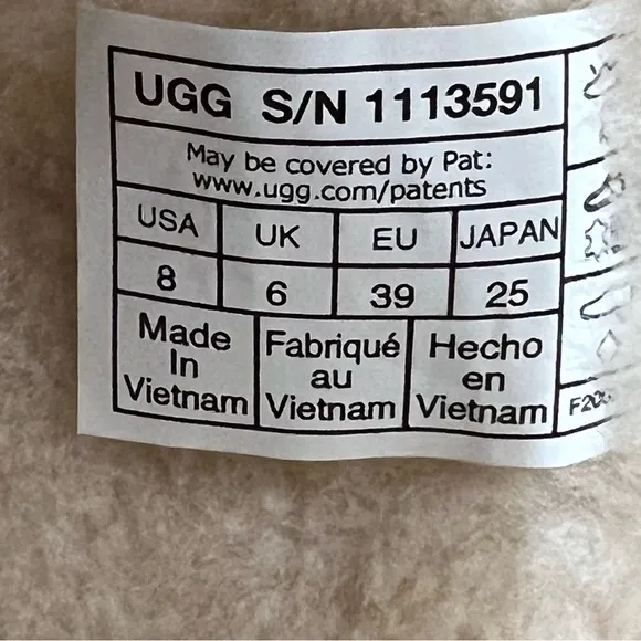 Brand new women’s UGG CLASSIC ZIP SHORT boots.