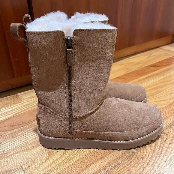 Brand new women’s UGG CLASSIC ZIP SHORT boots.