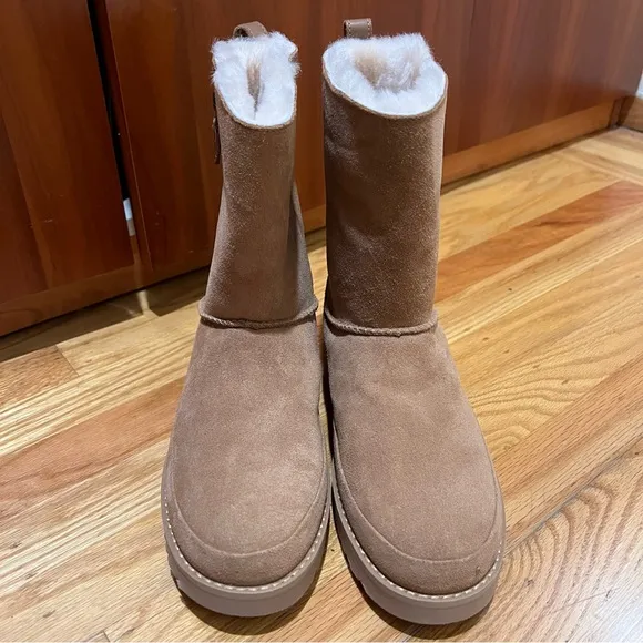 Brand new women’s UGG CLASSIC ZIP SHORT boots.