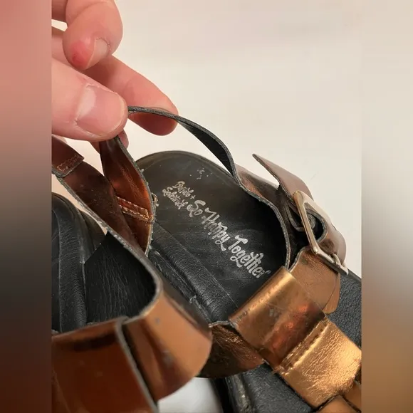 BUFFALO   SOLESTRUCK SO HAPPY TOGETHER metallic fisherman’s sandals