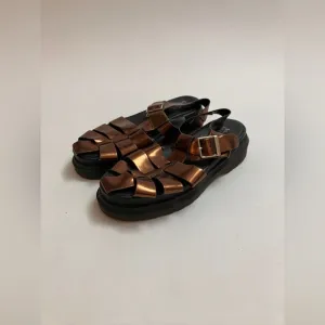 BUFFALO   SOLESTRUCK SO HAPPY TOGETHER metallic fisherman’s sandals