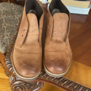 Clark’s chukka boots with leather Material and Classic Design