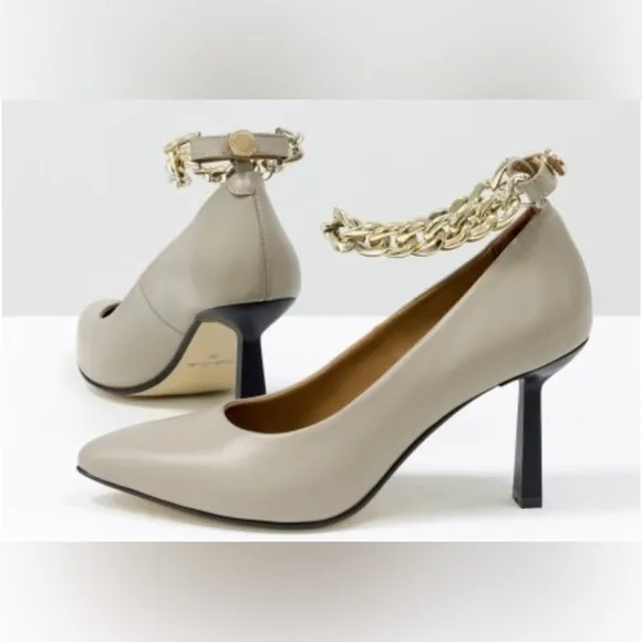 Classic suede shoes with chain