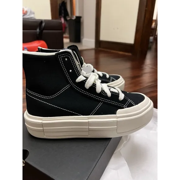 Converse Chuck Taylor Cruise Women's 6.5 Black White Platform Shoes