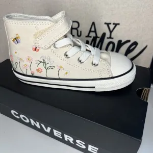 🌸🐝Converse floral embroidered high tops toddler HTF
