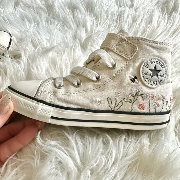 🌸🐝Converse floral embroidered high tops toddler HTF
