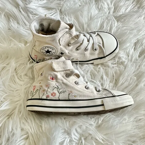🌸🐝Converse floral embroidered high tops toddler HTF