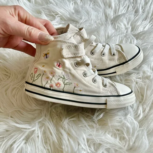 🌸🐝Converse floral embroidered high tops toddler HTF