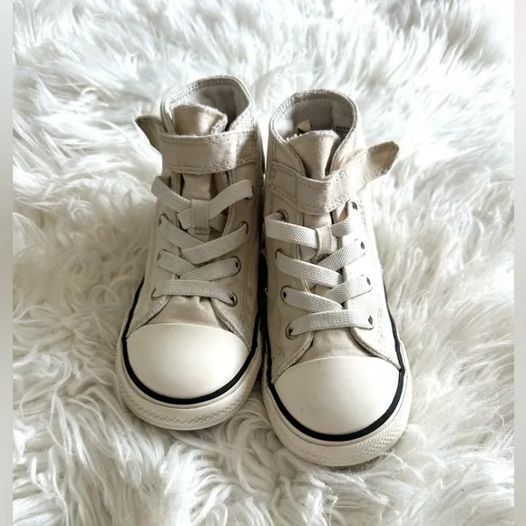🌸🐝Converse floral embroidered high tops toddler HTF