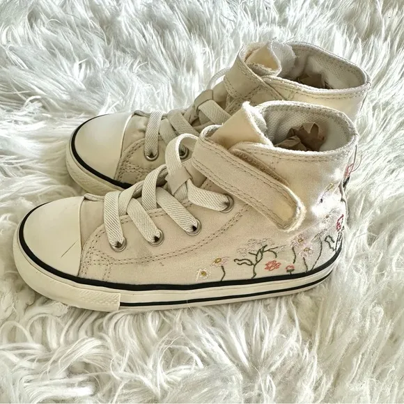🌸🐝Converse floral embroidered high tops toddler HTF