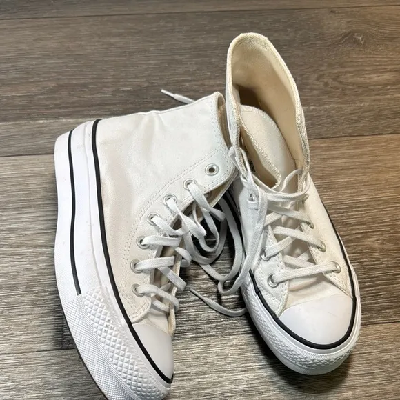 Converse White High-Top Sneakers woman’s size 6 (b61)