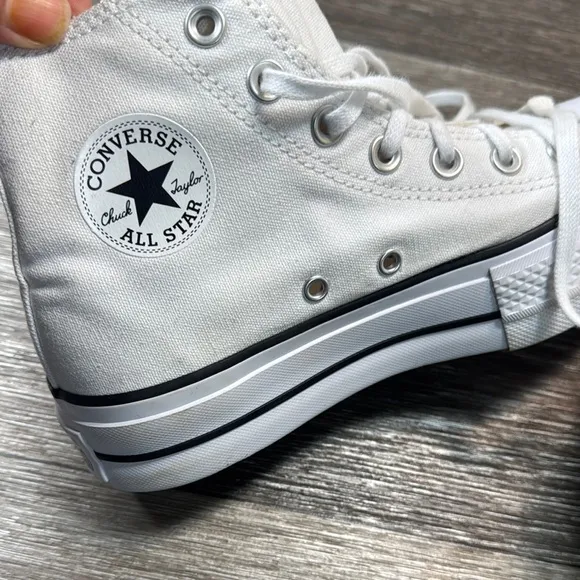 Converse White High-Top Sneakers woman’s size 6 (b61)