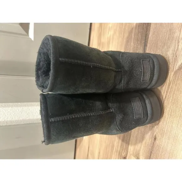 Cozy UGG Classic Short Boots - Dark Green