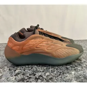 DAMAGED Adidas Yeezy 700 V3 Copper Fade GY4109 Men's Size 9.5
