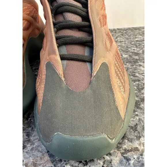 DAMAGED Adidas Yeezy 700 V3 Copper Fade GY4109 Men's Size 9.5