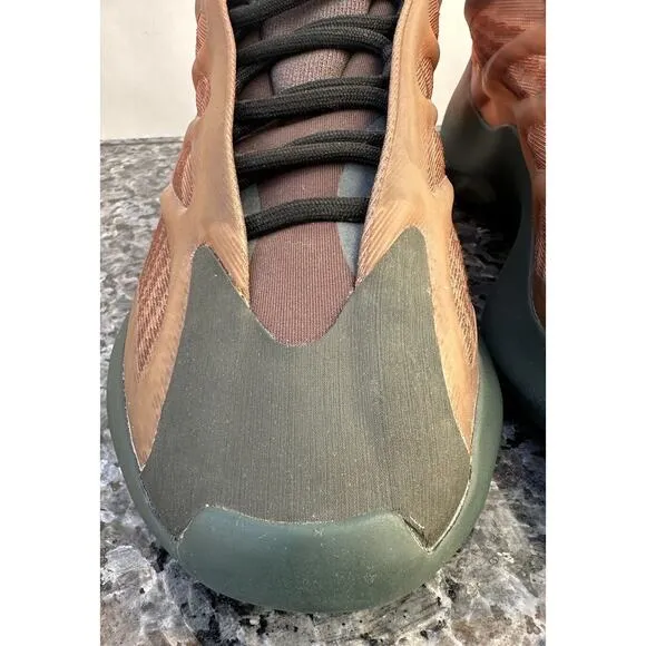 DAMAGED Adidas Yeezy 700 V3 Copper Fade GY4109 Men's Size 9.5