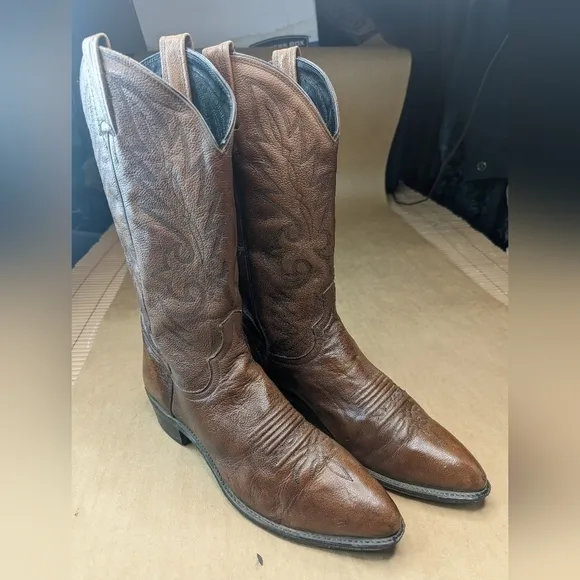 Dan Post men's sz 9.5D brown leather classic Western cowboy boots . Toe sole tip
