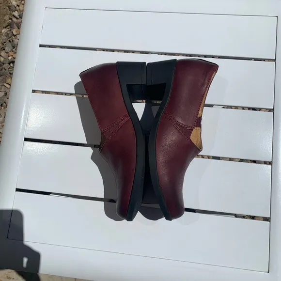 Dansko Camdyn wine color leather shoes size 5.5-6 European 36)