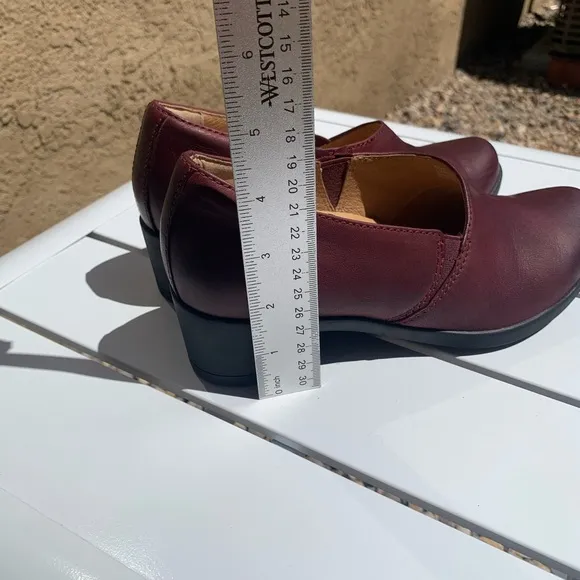 Dansko Camdyn wine color leather shoes size 5.5-6 European 36)