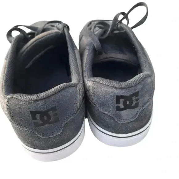DC Anvil Mens Gray Suede Low Top Lace Up Skate Sneakers Shoes