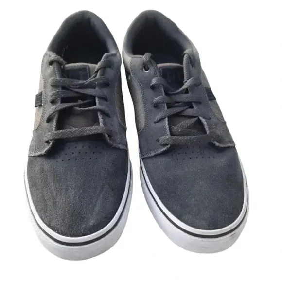 DC Anvil Mens Gray Suede Low Top Lace Up Skate Sneakers Shoes