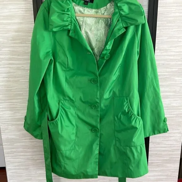 Dennis by Dennis Basso vibrant Kelly Green trenchcoat with convertible hood belt