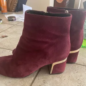 DKNY women’s PURPLE/BURGUNDY SOFT LEATHER BOOTS SZ 9