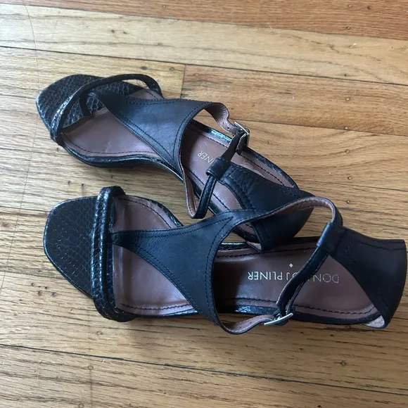 Donald J Pilner Black Snakeskin Leather Kitten Heel T-Strap Sandal Women’s Sz 8