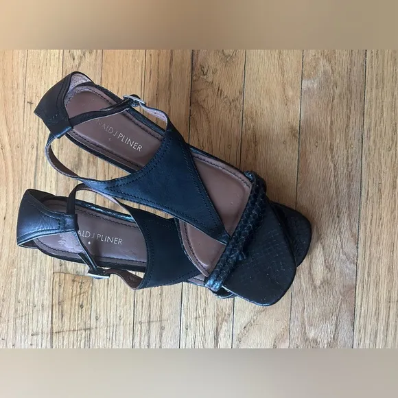 Donald J Pilner Black Snakeskin Leather Kitten Heel T-Strap Sandal Women’s Sz 8