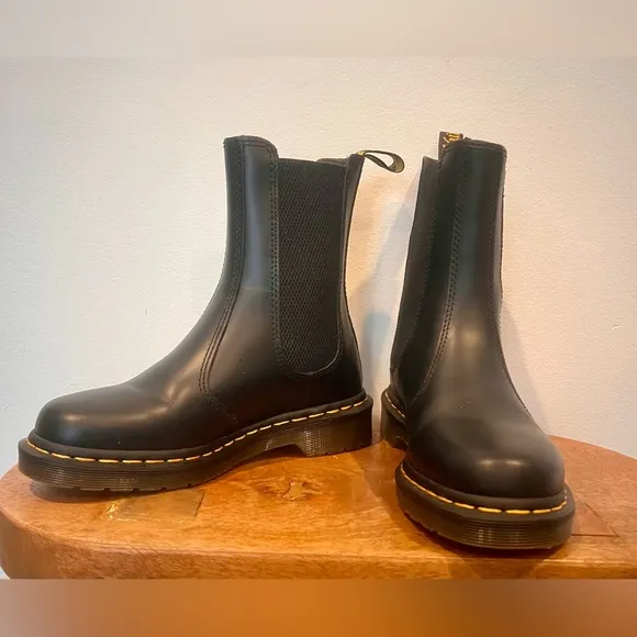 Dr Martens 2976 Hi Unisex Leather Slip On Chelsea Boot In Black Size 6.5W *NWOB*