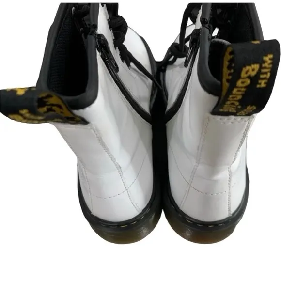 Dr Martens Smooth Leather Lace Up White Boots Women’s Size 7 Men’s 6
