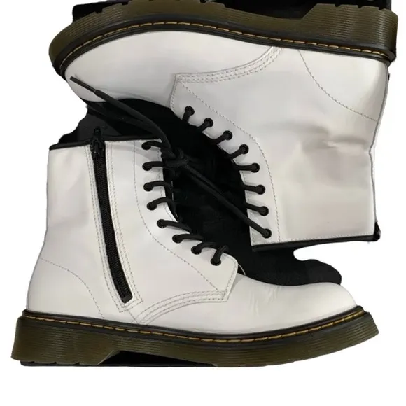 Dr Martens Smooth Leather Lace Up White Boots Women’s Size 7 Men’s 6