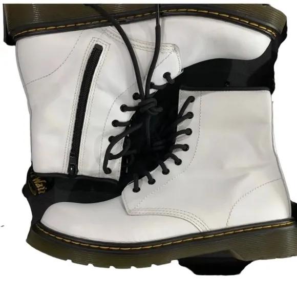 Dr Martens Smooth Leather Lace Up White Boots Women’s Size 7 Men’s 6