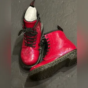 Dr.Mattens Classic Kids unisex red Boots size 13