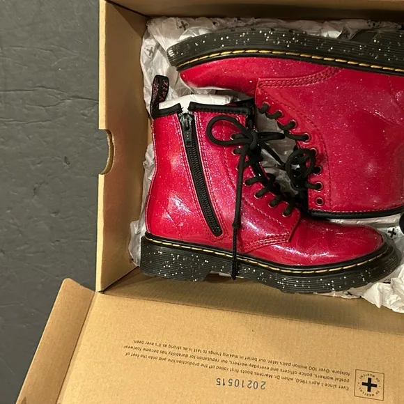 Dr.Mattens Classic Kids unisex red Boots size 13