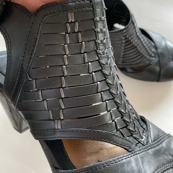 Earth Libra heels sandals womens black 8 eight woven VGUC