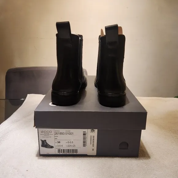 Ecco Black Leather Chelsea Boots