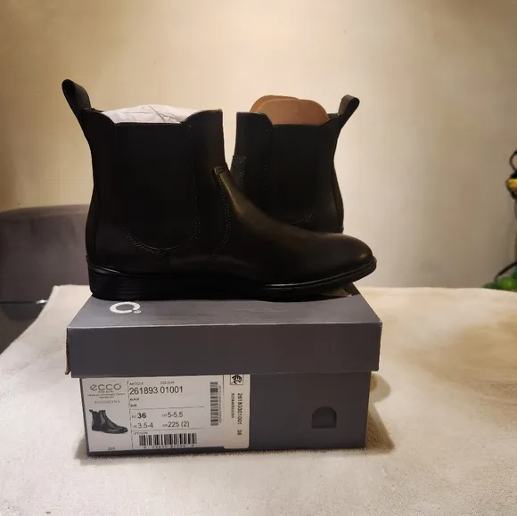 Ecco Black Leather Chelsea Boots