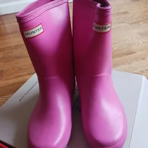 Euc kids size UK 12 pink boots by Hunter