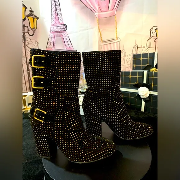 EUC💝Laurence DacadeSuede ankles boots.