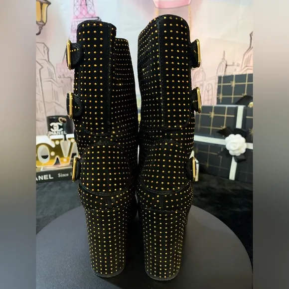 EUC💝Laurence DacadeSuede ankles boots.