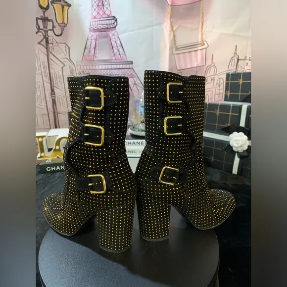 EUC💝Laurence DacadeSuede ankles boots.