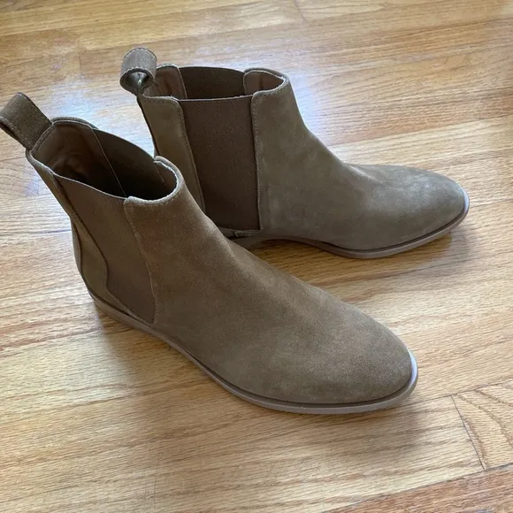 Everlane tan suede chelsea boots