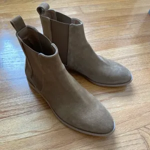 Everlane tan suede chelsea boots