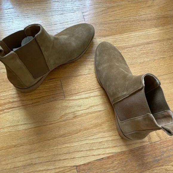 Everlane tan suede chelsea boots