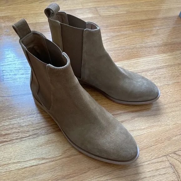 Everlane tan suede chelsea boots