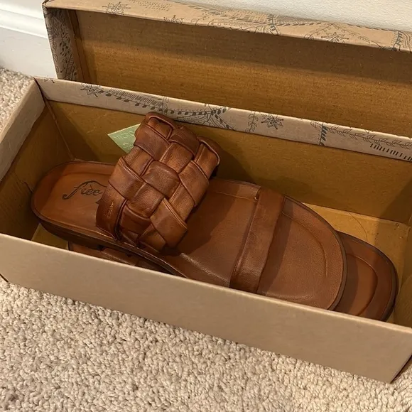 FREE PEOPLE Woven River Sandals Tan New in Box Size 7